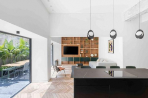 Sunlit Garden Oasis in Tel Aviv